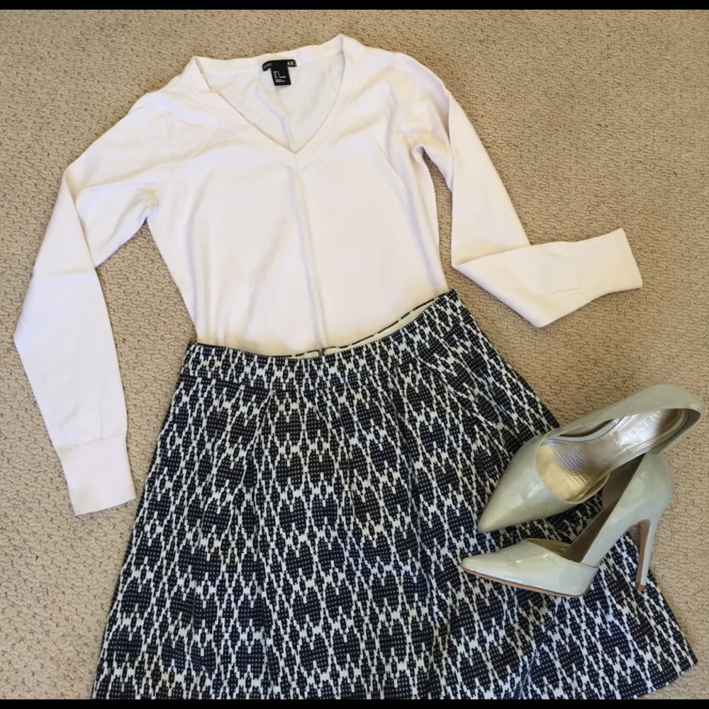 H&M Basic off-white v-neck sweater