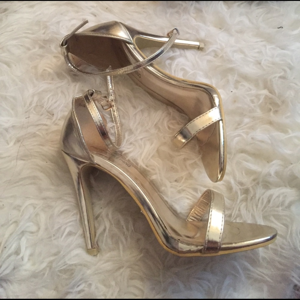 PRETTY LITTLE THING size 9 gold heels. UK SIZE 7