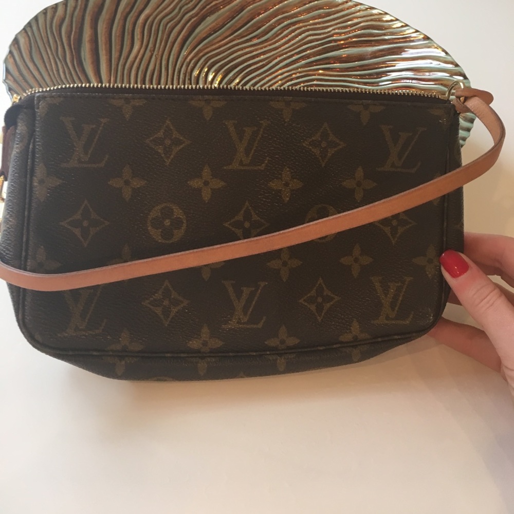 100% Authentic Louis Vuitton monogram pouchette
