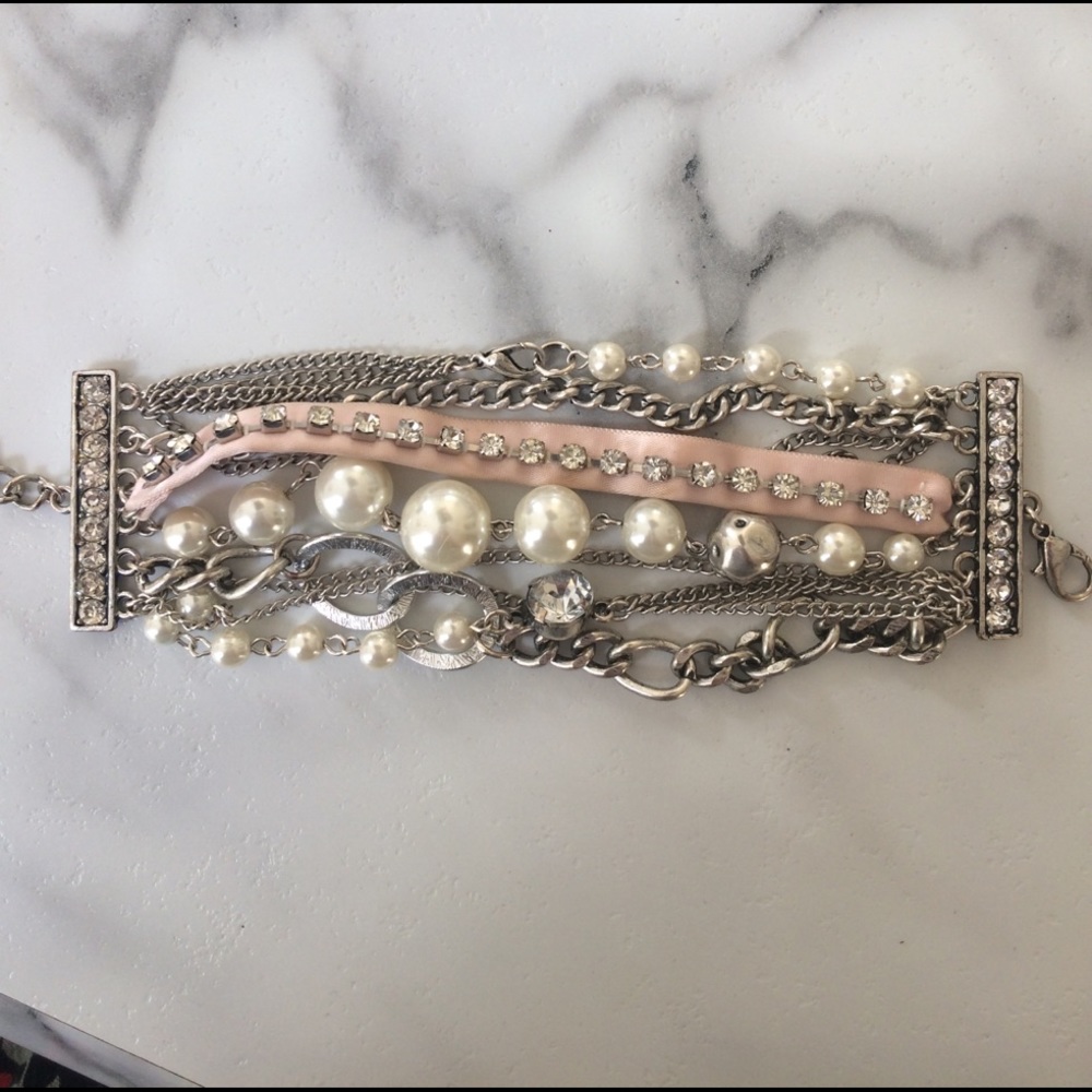 Girls in pearls bracelet - Picture 2 of 5
