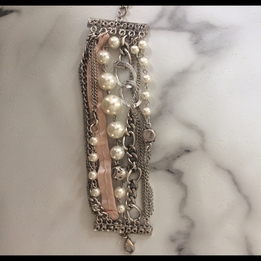 Girls in pearls bracelet - Picture 4 of 5