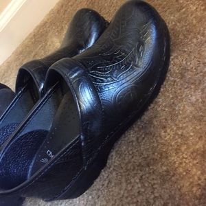 LIKE NEW* Dansko!!!!! Size 39D (8.5-9)