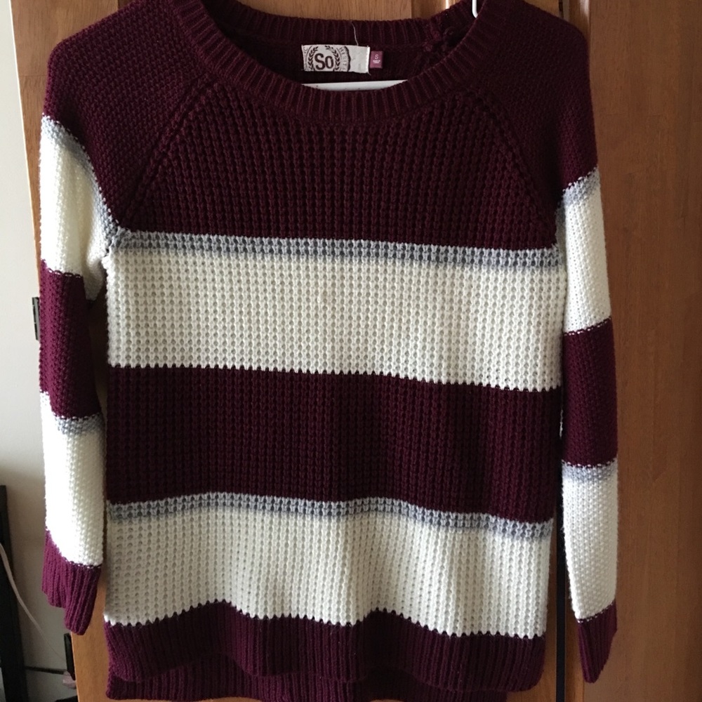 Maroon/white mid sleeve knitted sweater