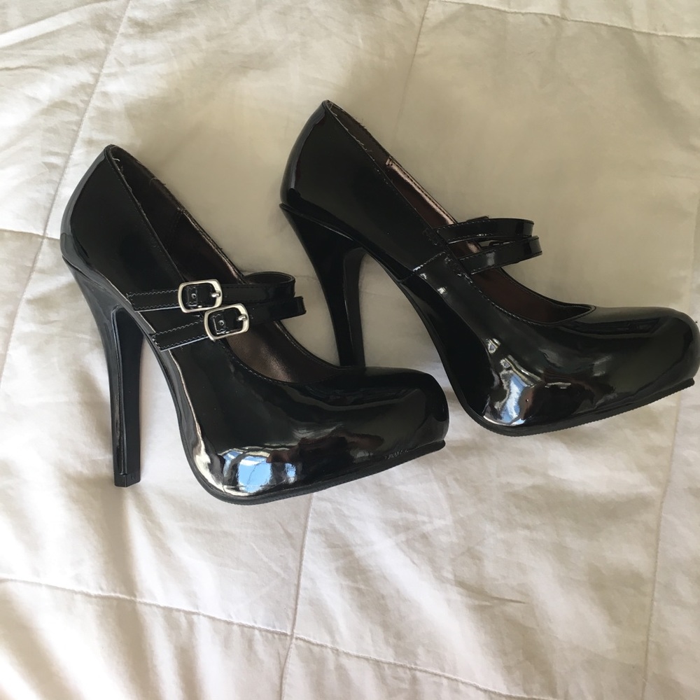 NWOT Mary Jane pumps.