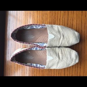 women's size 8 Beige Toms with aztec pattern