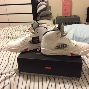 Air Jordan 5 supreme
