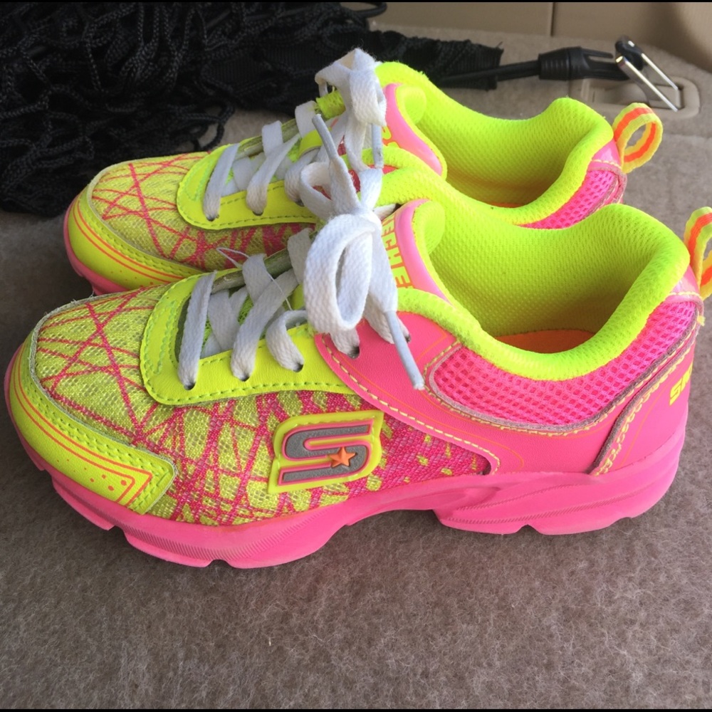 Girls sketchers tennis shoes