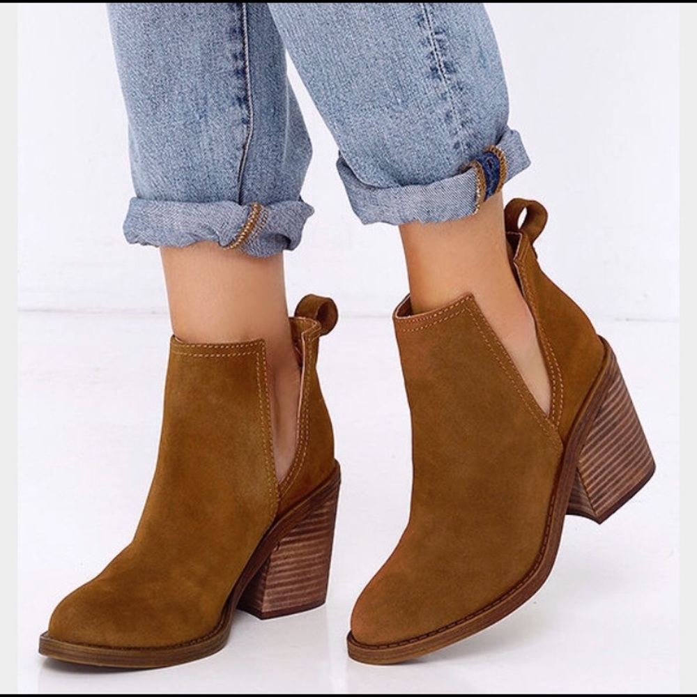 Sharing Steve Madden boots - Picture 2 of 3