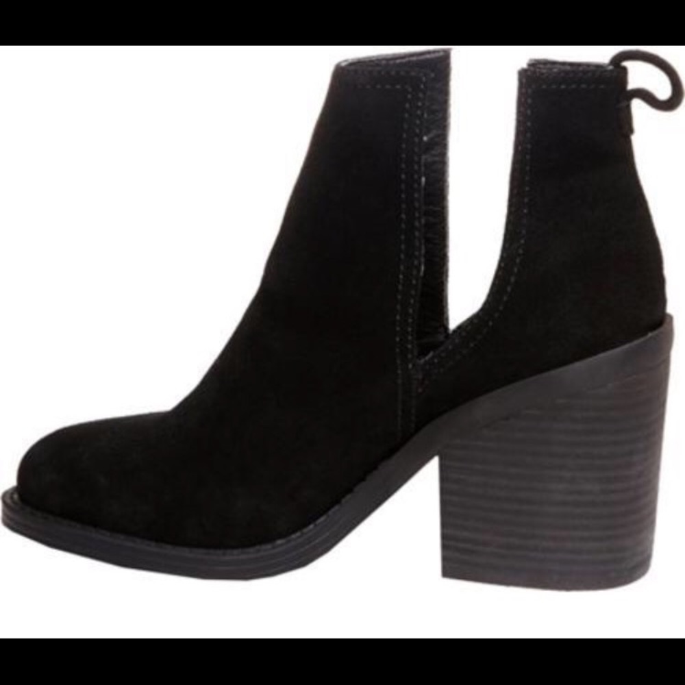 Sharing Steve Madden boots - Picture 3 of 3