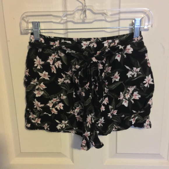 Hollister Pants - Hollister Floral Shorts with belt