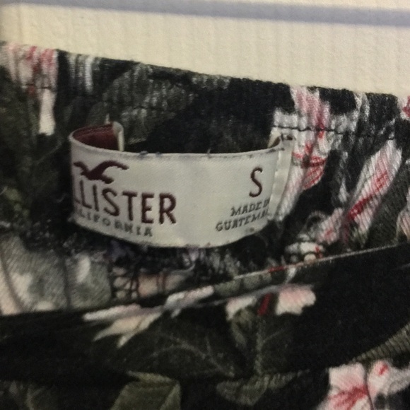 Hollister Floral Shorts with belt - Picture 4 of 4
