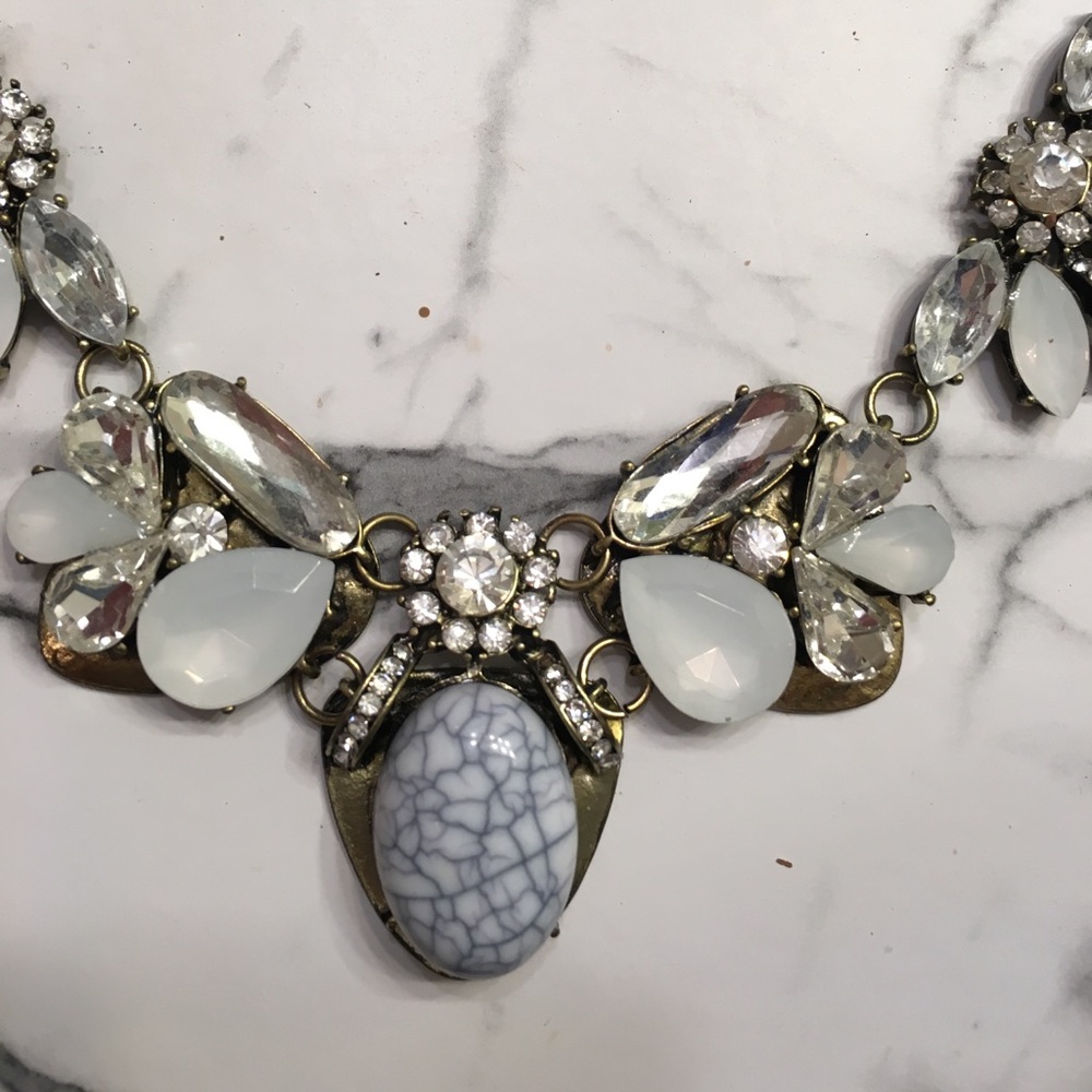 LIKE NEW NECKLACE!! - Picture 2 of 3