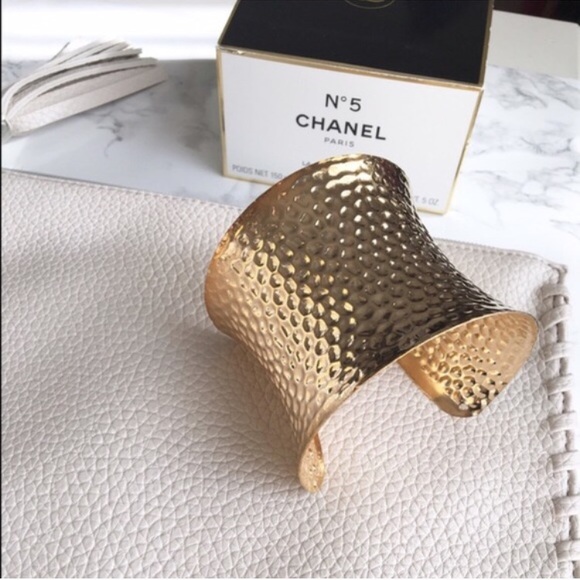 Statement cuff bracelet in ice cold gold. - Picture 2 of 3