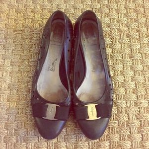 Black ferragamo vara pumps 7C