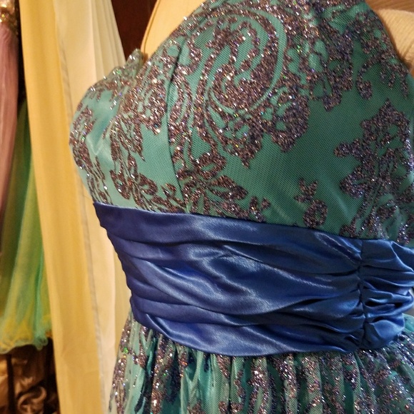 Prom dress - Picture 2 of 4