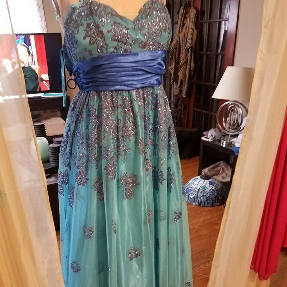 Prom dress - Picture 3 of 4