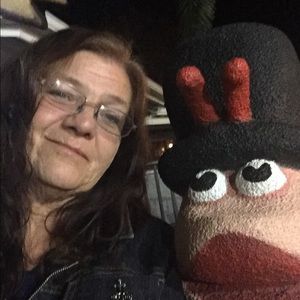 Meet your Posher, Edna