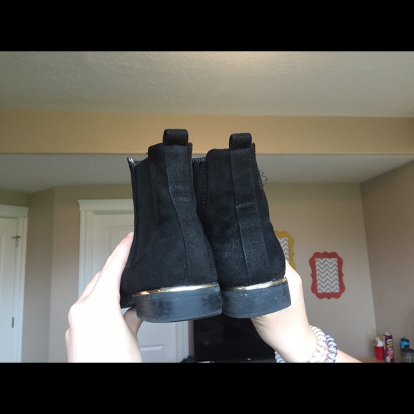 Got these shoes, wore them a few times. - Picture 2 of 4