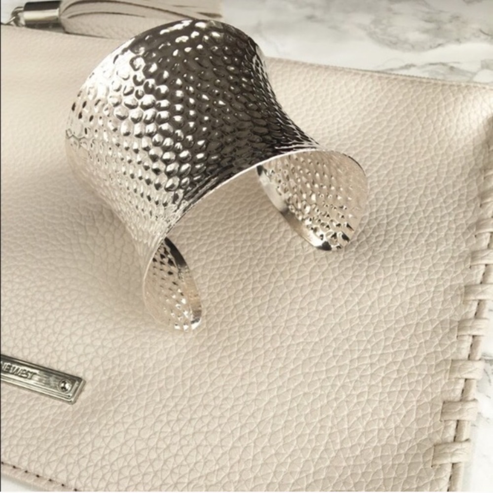 Statement cuff in ice cold silver - Picture 3 of 4