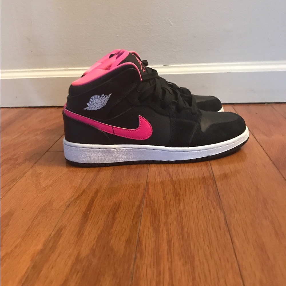 Jordan 1 Mid size 5Y / 6.5 wmns