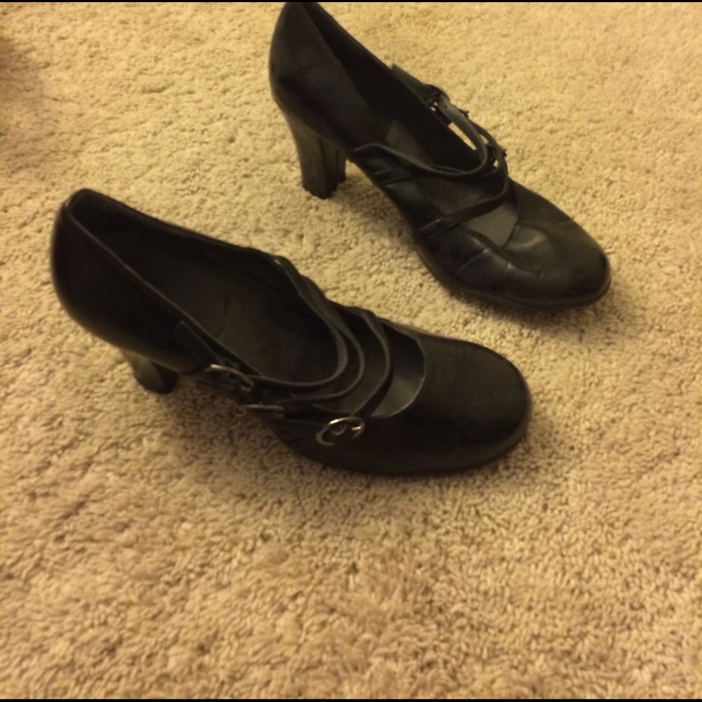 Black heeled shoes