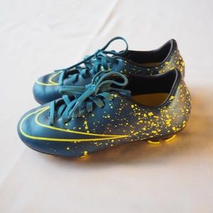 Nike boy 12.5 soccer cleats