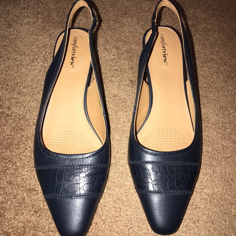 11 Wide Navy blue sling back sandals