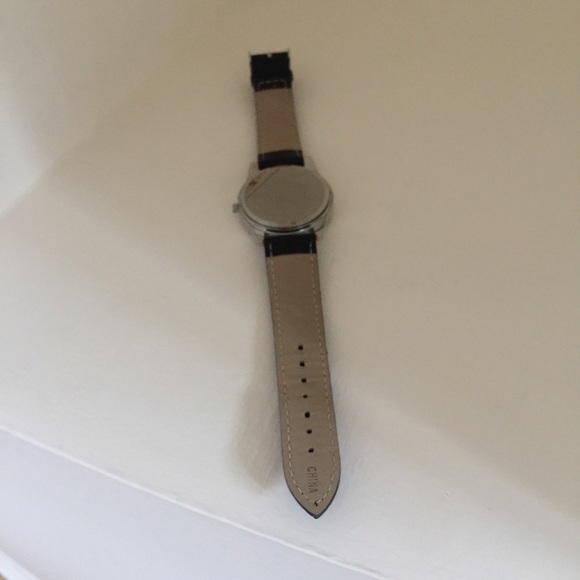 Disney Mickey Mouse Watch-NEW BATTERY - Picture 3 of 3