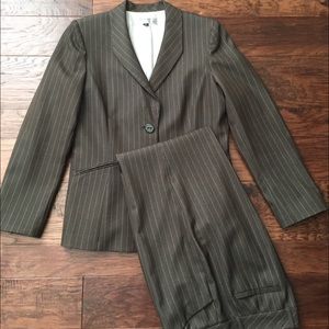 Tahari Women's Business Suit