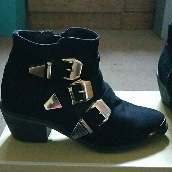 Cathy Jean suede booties. - Picture 2 of 7