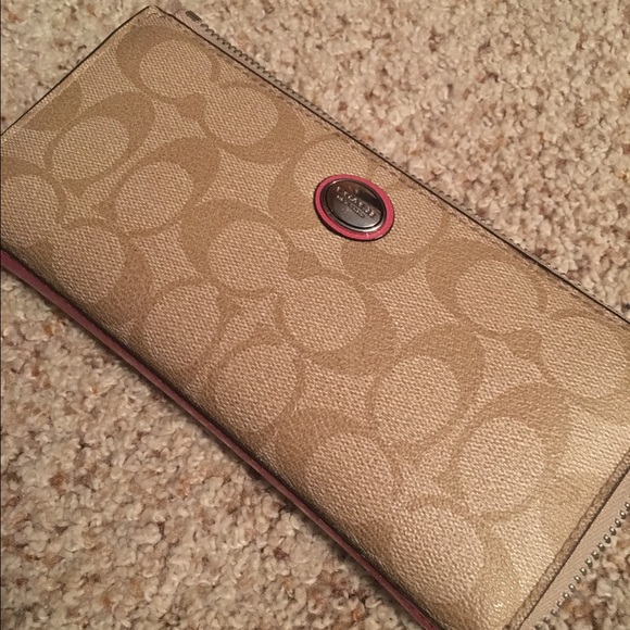 Coach wallet - Picture 1 of 5