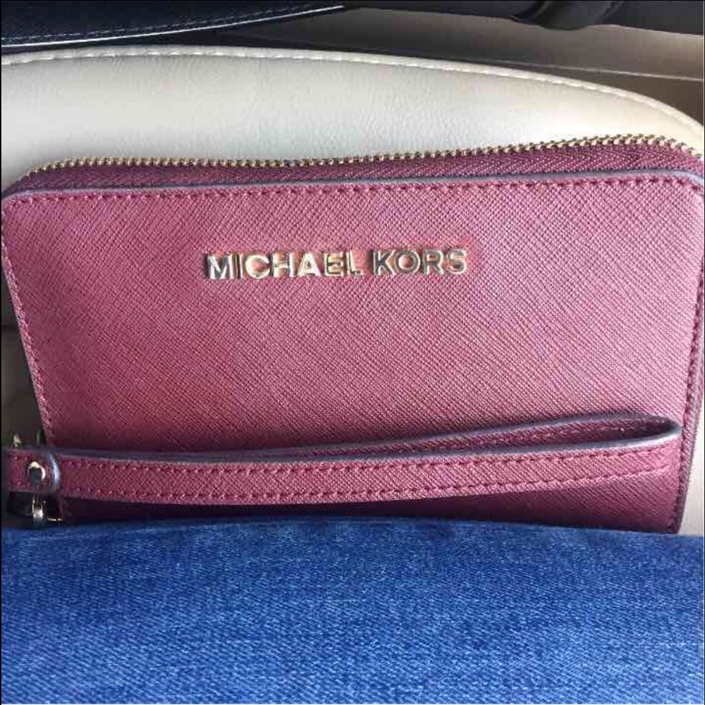 Michael kors merlot wristlet