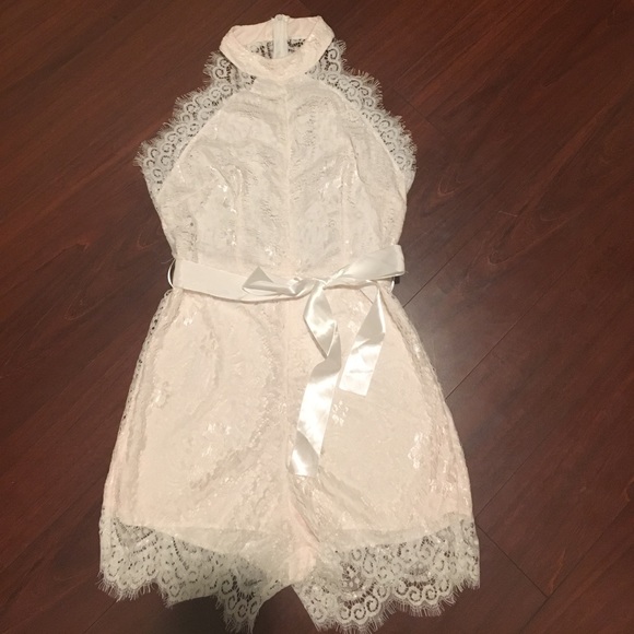 NWT LACE ROMPER - juniors sizing - Picture 3 of 4