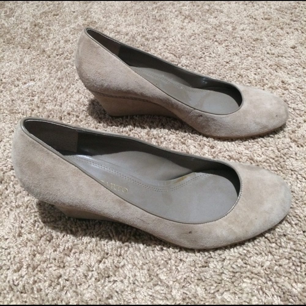 Dark beige wedges