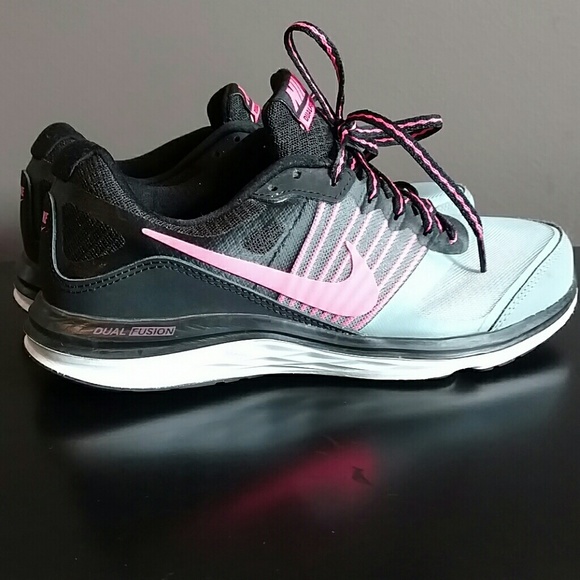 Nike Shoes - Women's 7.5 Nike Dual Fusion shoes