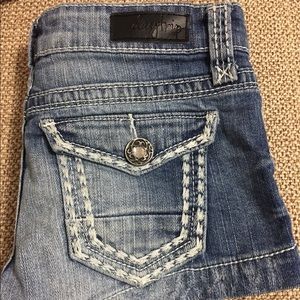 SZ 25 Buckle Day Trip Jean Shorts