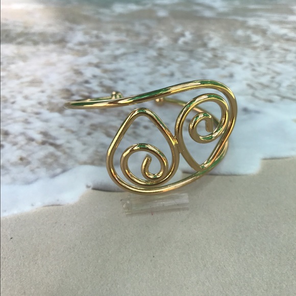 ❣️Gold Tone Bangle❣️ - Picture 3 of 4