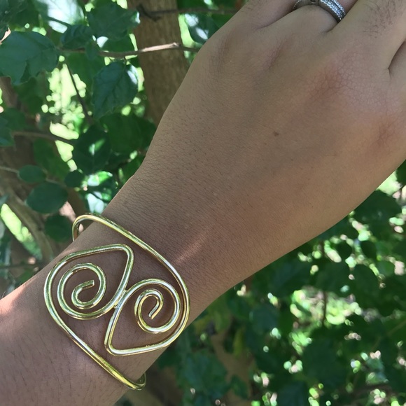 ❣️Gold Tone Bangle❣️ - Picture 4 of 4