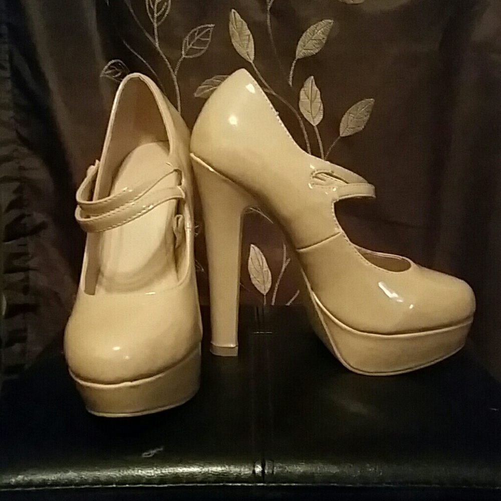 Nude pumps