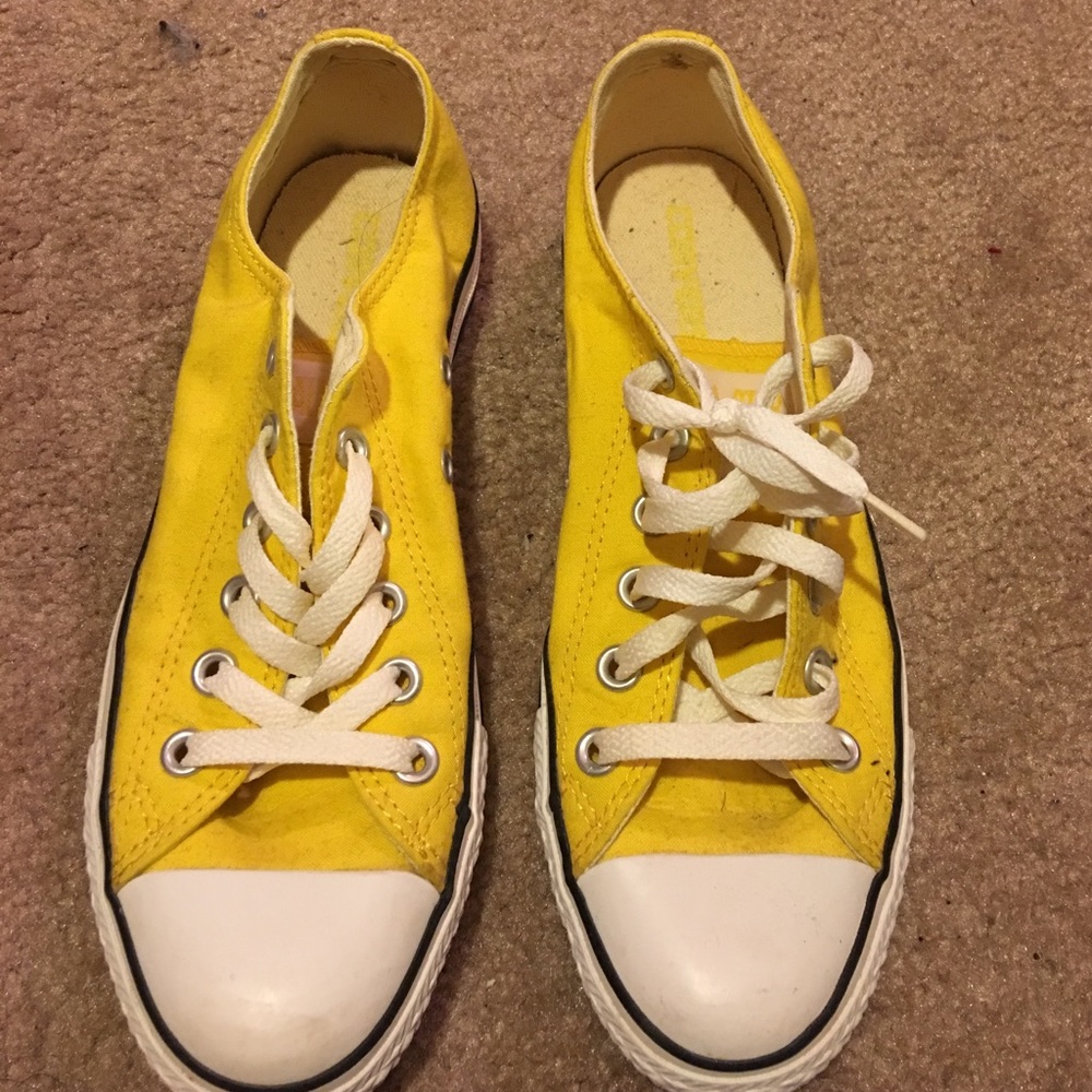 Size 8 yellow converse