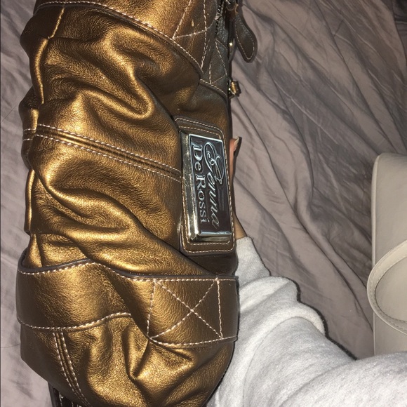 Medium,Has a bit of stains but it's in condition - Picture 2 of 5