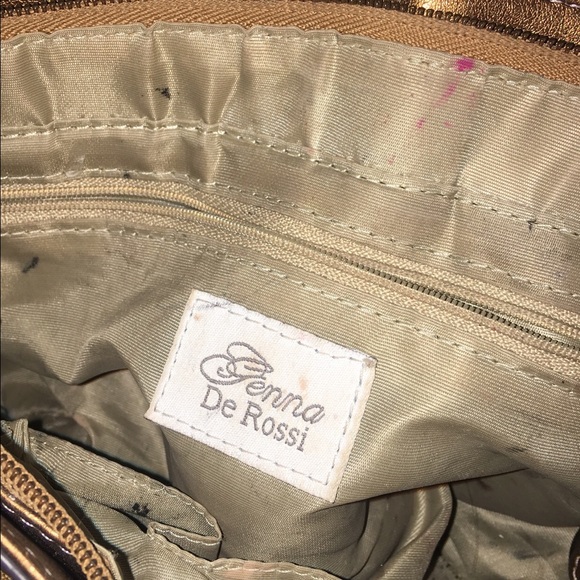 Medium,Has a bit of stains but it's in condition - Picture 3 of 5