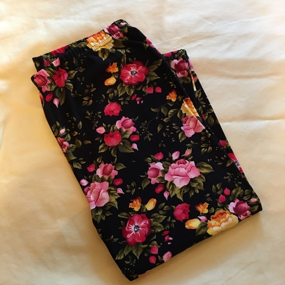 🌹Black Floral Print Leggings OS🌹 - Picture 2 of 3