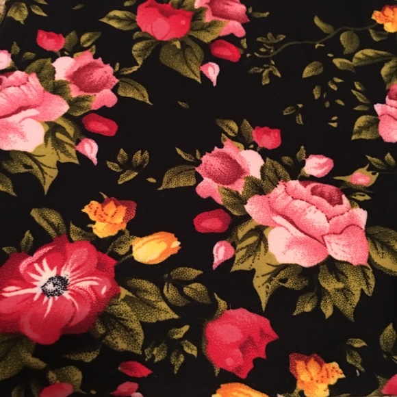 🌹Black Floral Print Leggings OS🌹 - Picture 3 of 3