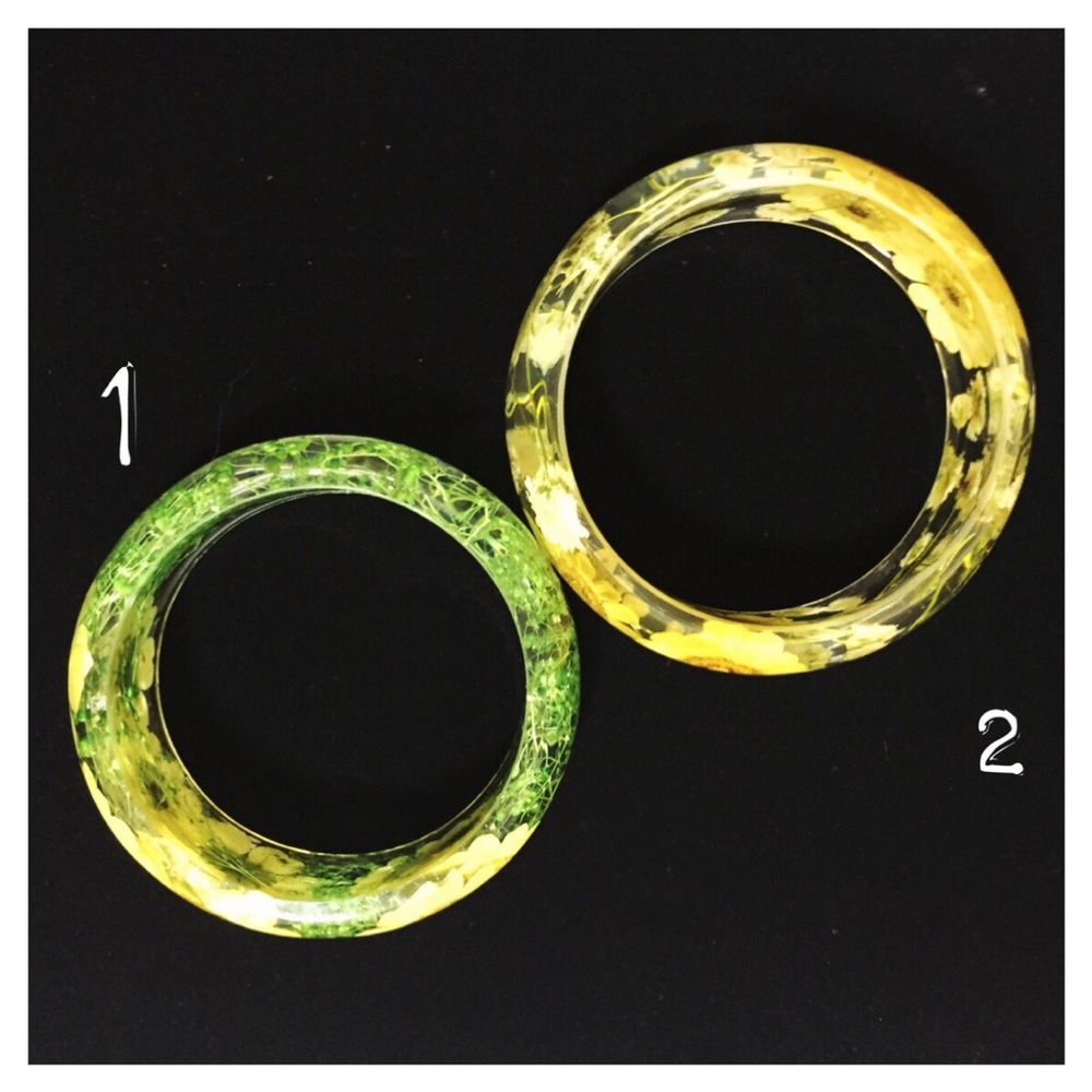 🌼HP🌼 Resin Real Pressed Flower Bangle Bracelet - Picture 5 of 7