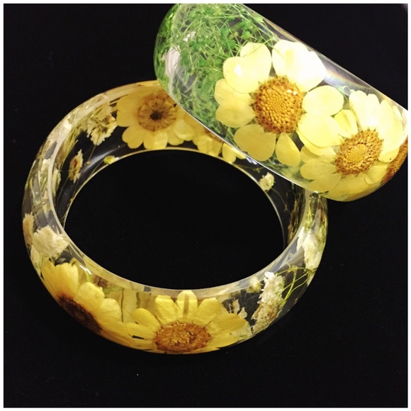 🌼HP🌼 Resin Real Pressed Flower Bangle Bracelet - Picture 4 of 7
