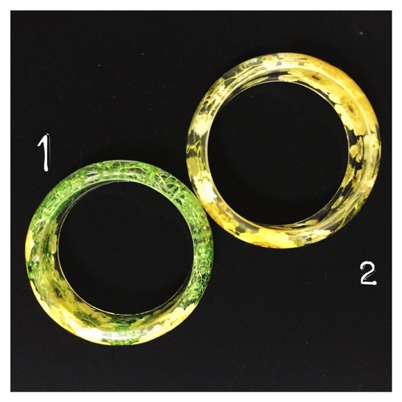 🌼HP🌼 Resin Real Pressed Flower Bangle Bracelet - Picture 5 of 7