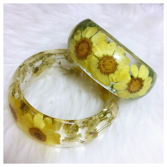 🌼HP🌼 Resin Real Pressed Flower Bangle Bracelet - Picture 2 of 7