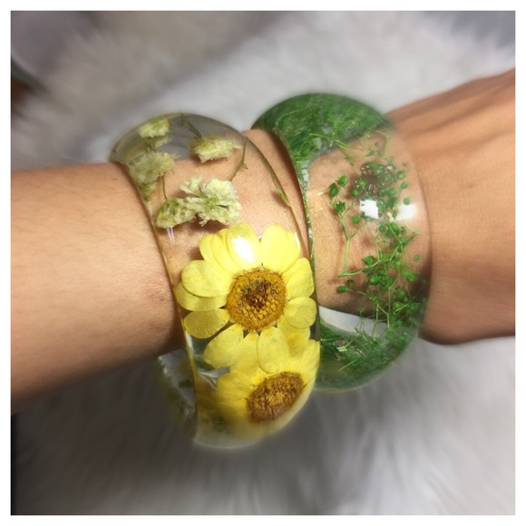 🌼HP🌼 Resin Real Pressed Flower Bangle Bracelet - Picture 3 of 7