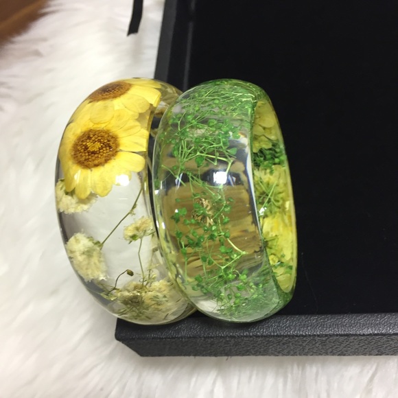 🌼HP🌼 Resin Real Pressed Flower Bangle Bracelet - Picture 6 of 7